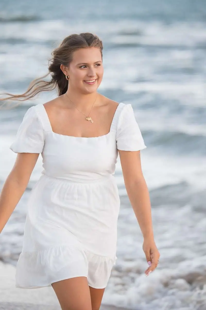 senior photos Michigan running along shore