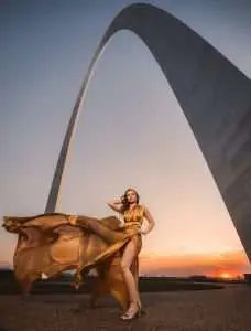 model at Gateway Arch in St Louis