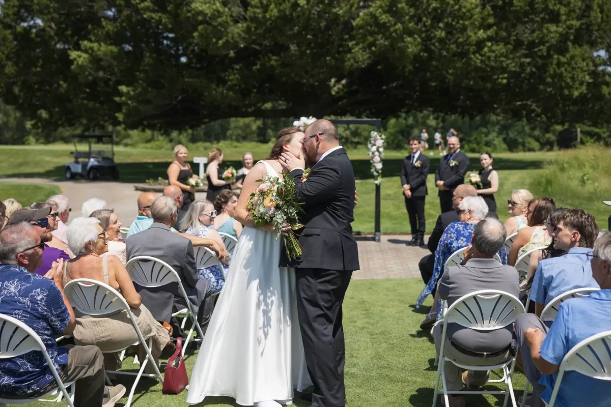 Isle kiss at Beeches Golf Club photographed by Andy Krieger of Inspired Media