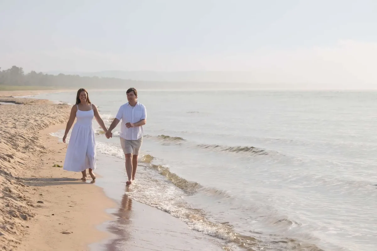 beach couple engagement Leelanua Pennisula engagement